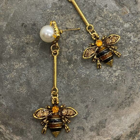 NEW Bee’s Day Off Dangle Earrings - Picture 10 of 15